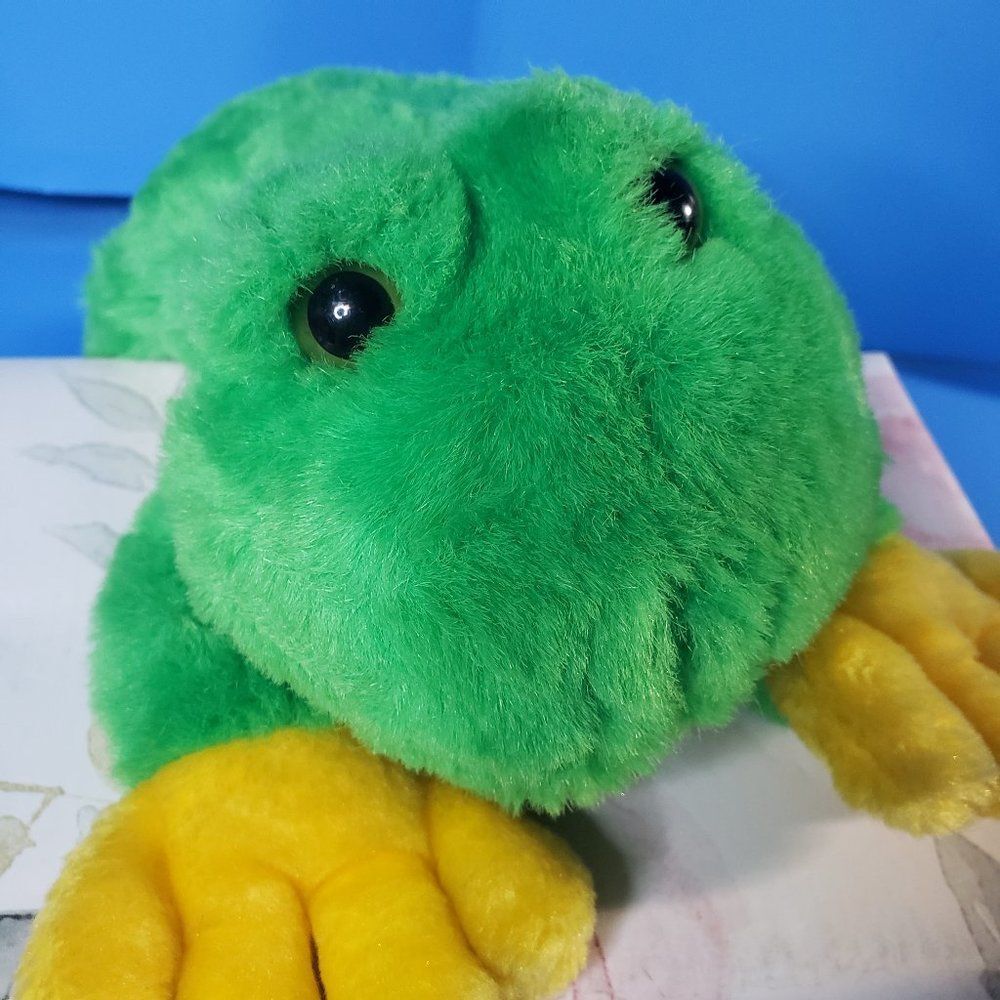 CUTE Vintage Kuddle Me Toys Floppy Green Frog Plush Stuffed Animal Yellow Feet